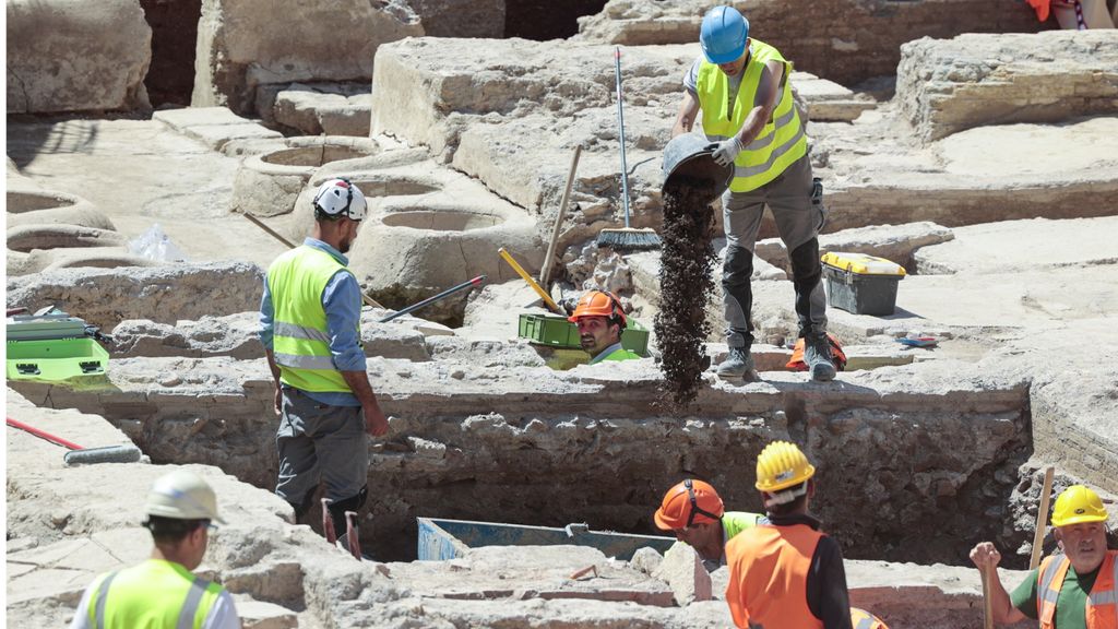 Operai al lavoro nel cantiere di Piazza Pia