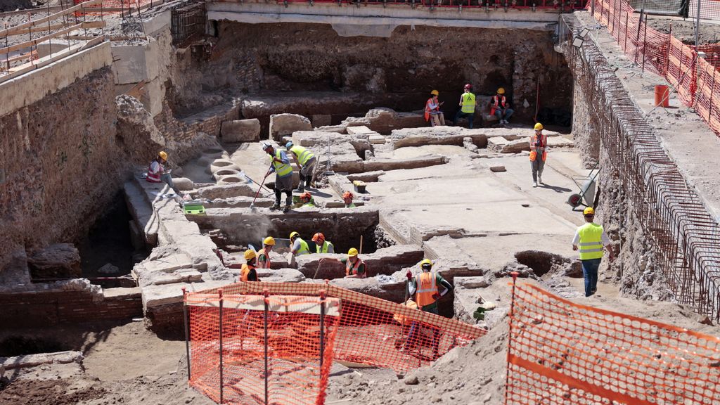 Operai al lavoro nel cantiere di Piazza Pia