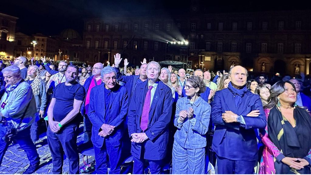 In prima fila il senatore di Fratelli d'Italia, Lucio Malan, l'ex sindaco e presidente della Campania oggi consigliere comunale, Antonio Bassolino e il sindaco di Napoli, Gaetano Manfredi